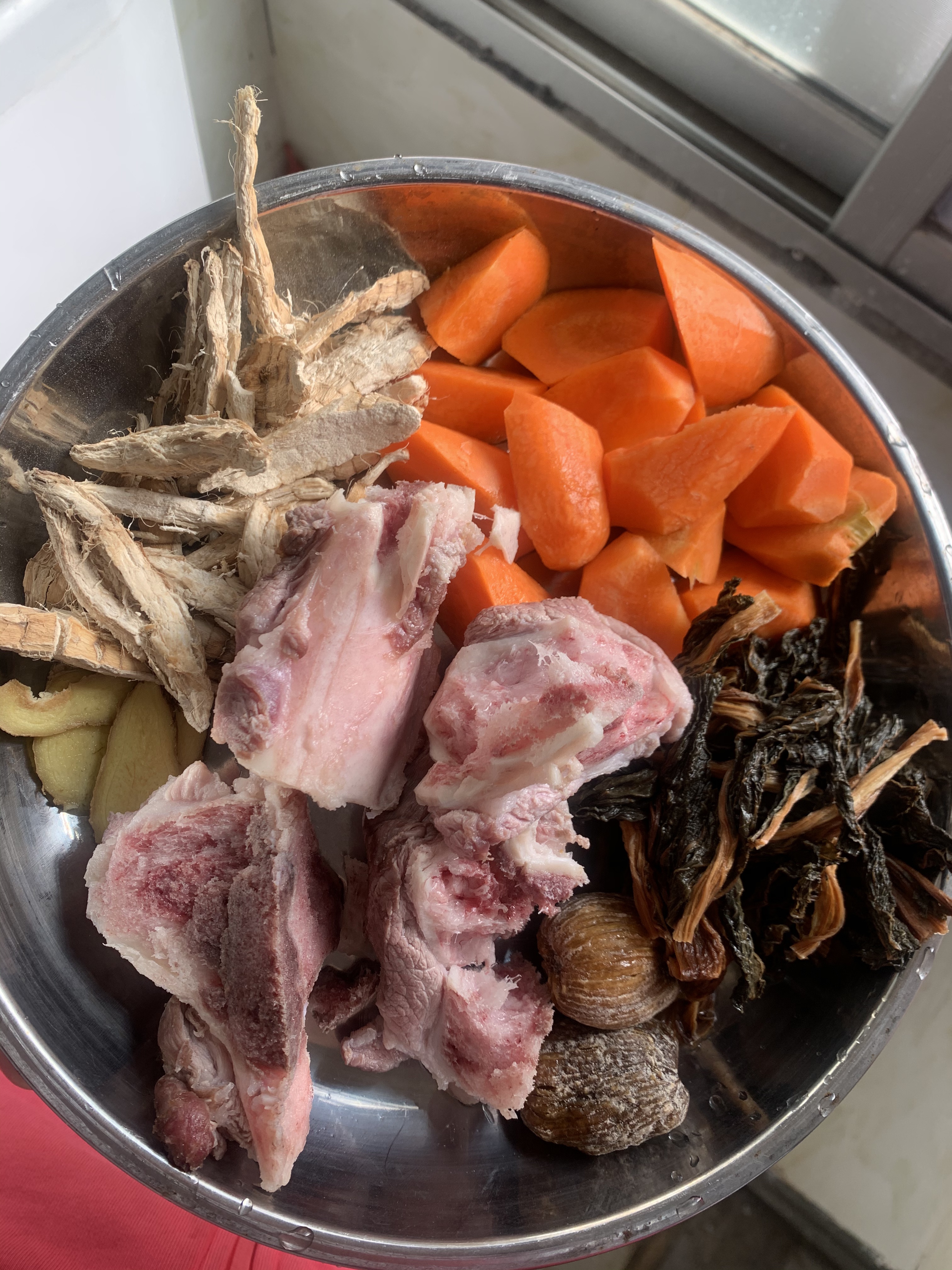 猪骨菜干胡萝卜竹薯汤的做法