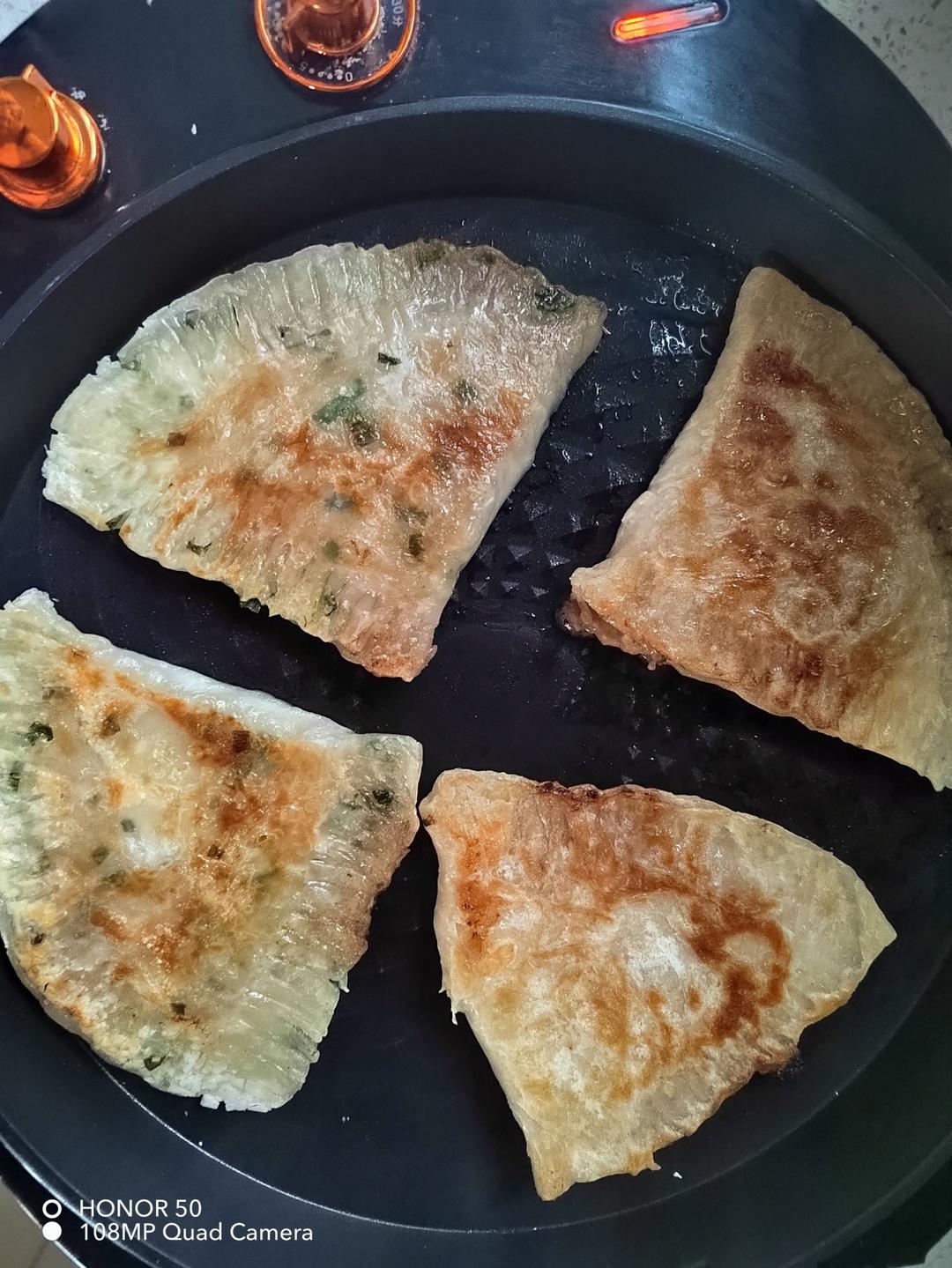 不用和面，用手抓饼做的黑椒牛肉饼，一口气可以吃五个！