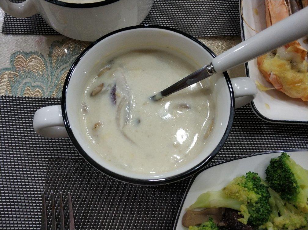 超惊艳奶油蘑菇汤(牛奶版本)