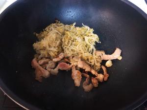 正宗东北招牌菜，猪肉酸菜炖粉条的做法 步骤2