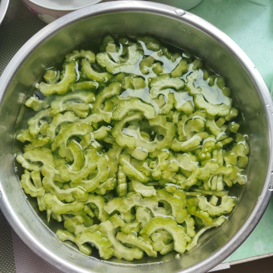 凉拌苦瓜(色碧、味脆)