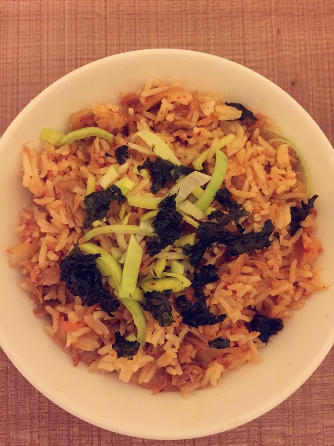 辣白菜金枪鱼罐头炒饭的做法 步骤3