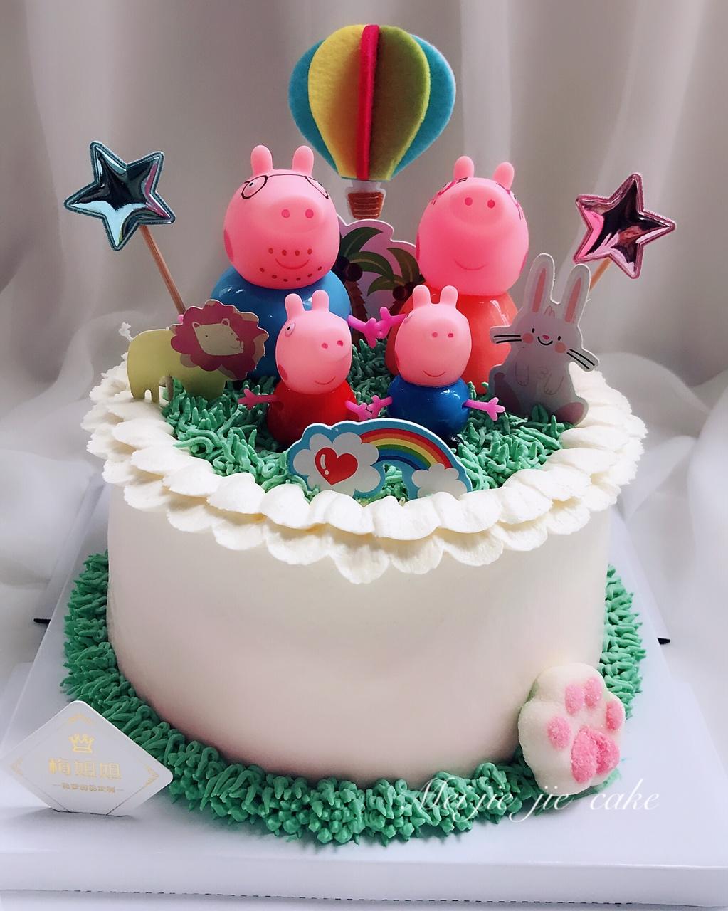 梅姐姐私房烘焙做的小猪佩奇场景蛋糕
