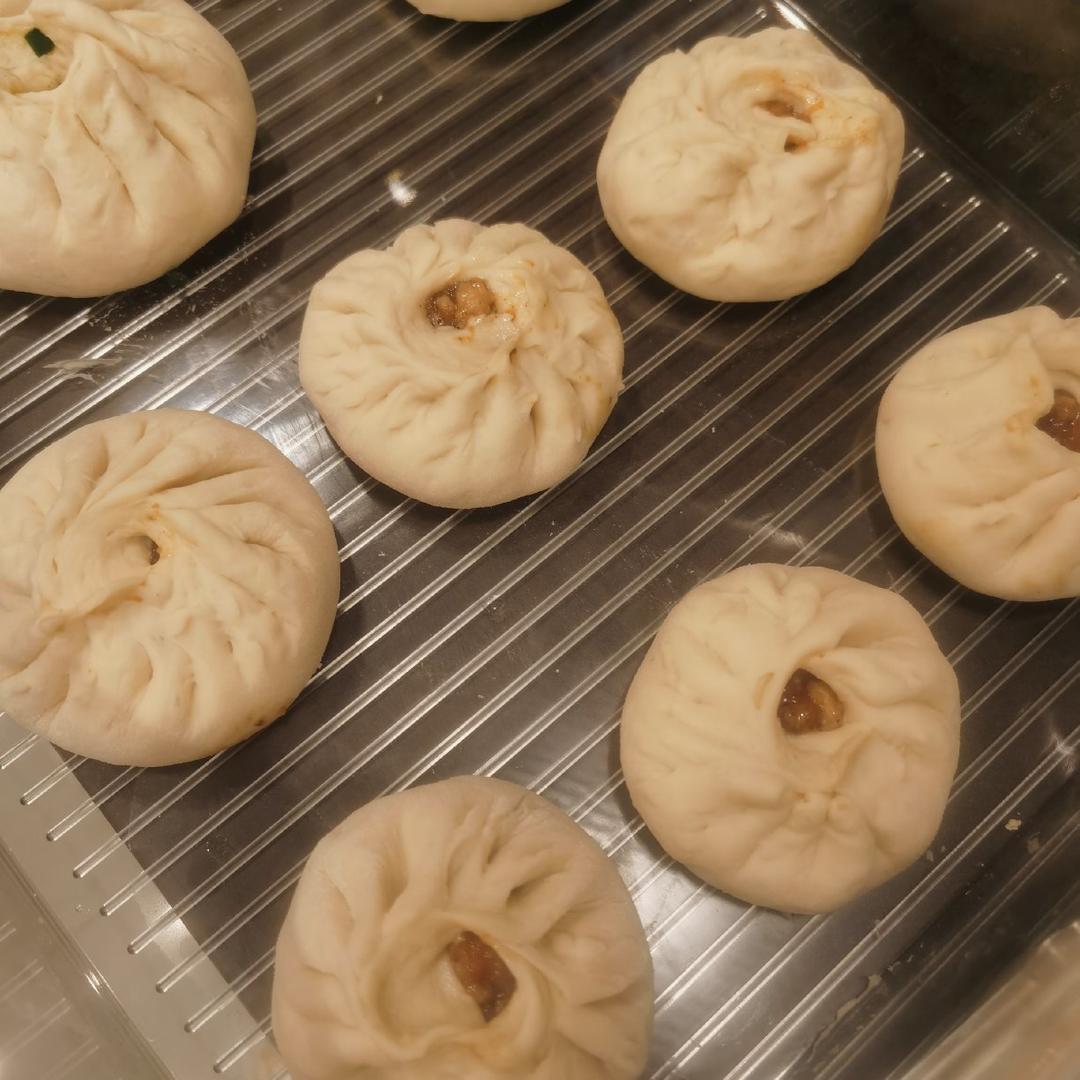 松软多汁的肉包子