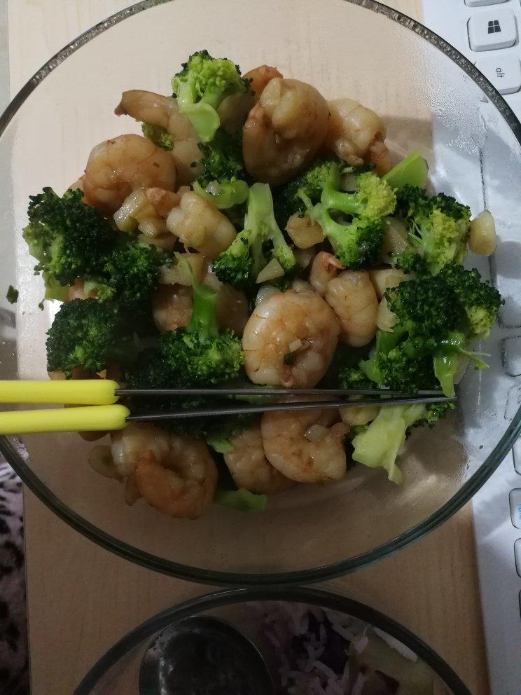 虾仁炒西兰花