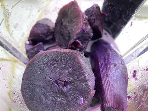 超百搭的紫薯馅做法来啦，淡淡的奶香，甜而不腻的做法 步骤2