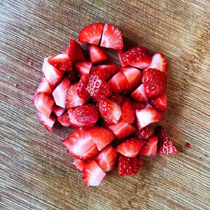 八个月宝宝的辅食—草莓红薯泥的做法 步骤2