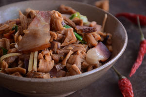 围山公社浏阳菜：萝卜干炒腊肉的做法 步骤7