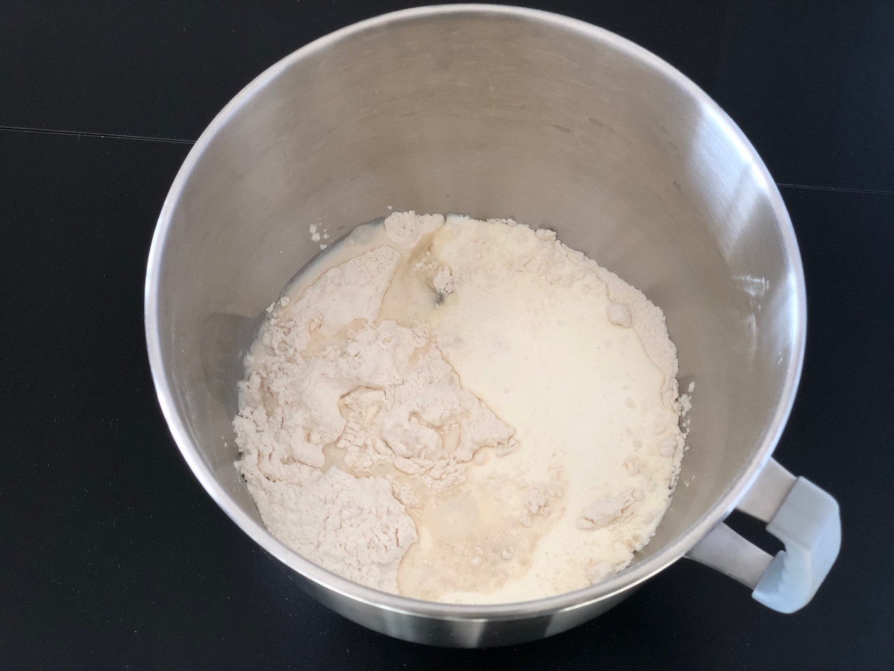 超软淡奶油小面包（餐包），一次发酵柔软拉丝，消耗淡奶油，持久柔软隔天不变硬的做法 步骤1