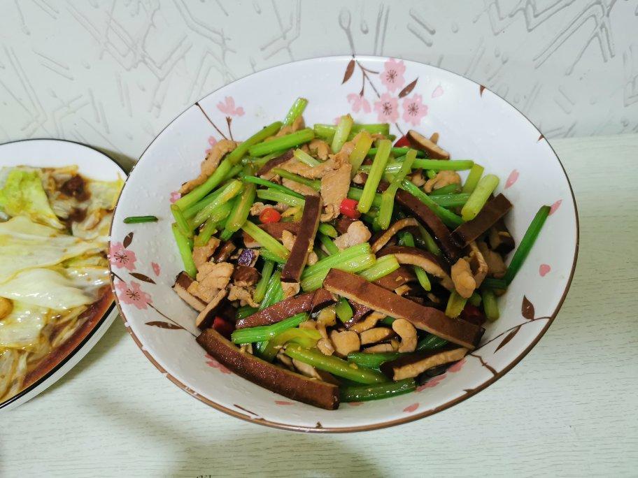 芹菜香干炒肉