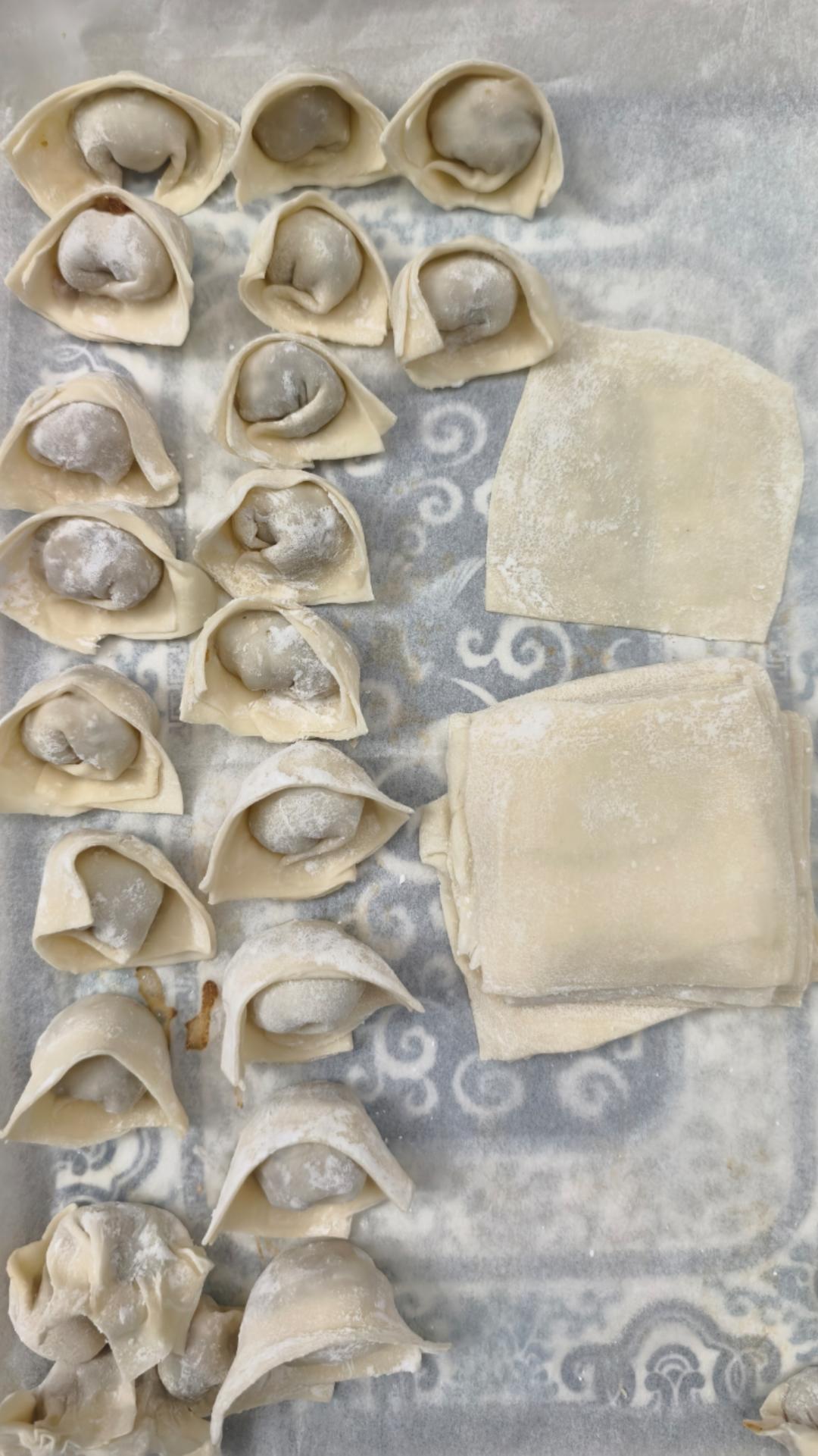 薄如蝉翼的手擀馄饨皮