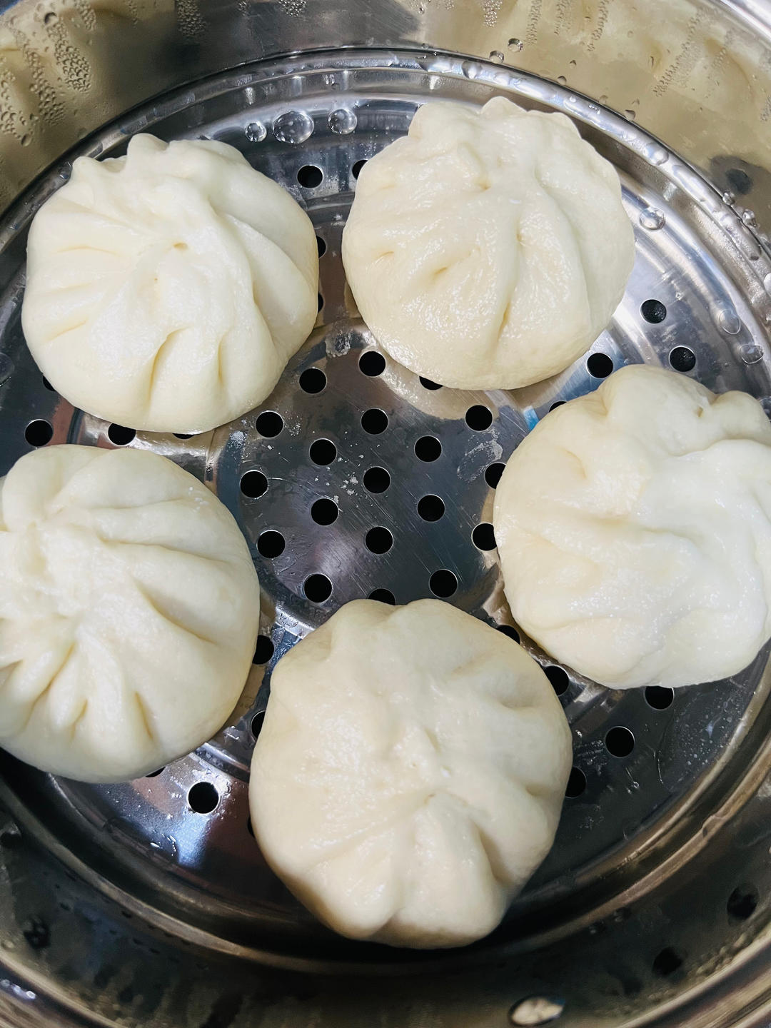 松软多汁的肉包子