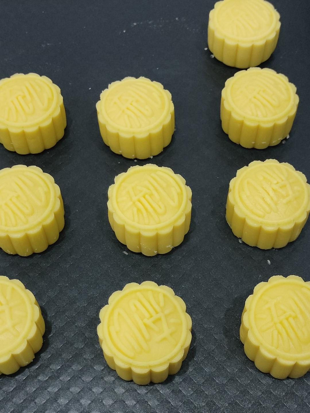 💃奶黄流心月饼——这是可以让你坐稳朋友圈厨霸位置的月饼🥮，没人点赞算我输👎