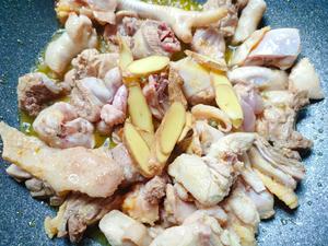 板栗焖鸡的做法 步骤3