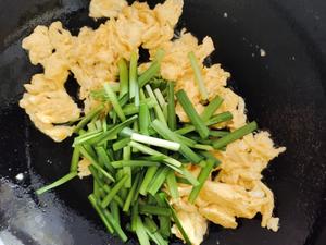 韭菜炒鸡蛋——三分钟快手下饭菜 掌握火候的秘诀的做法 步骤5