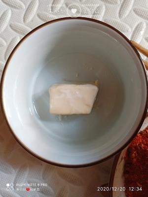 五香麻辣豆腐乳 

腐乳，俗称卤腐，或称豆腐乳。香辣可口，唯美香浓，放入蘸水或拌如入饭中，可以做开胃菜。
在家自制五香麻辣豆腐乳，不仅味美，而且很有成就感哦，一起来开启你的美食DIY吧！的做法 步骤33