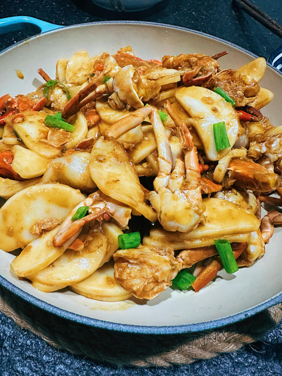 梭子蟹炒年糕～标准的江浙菜