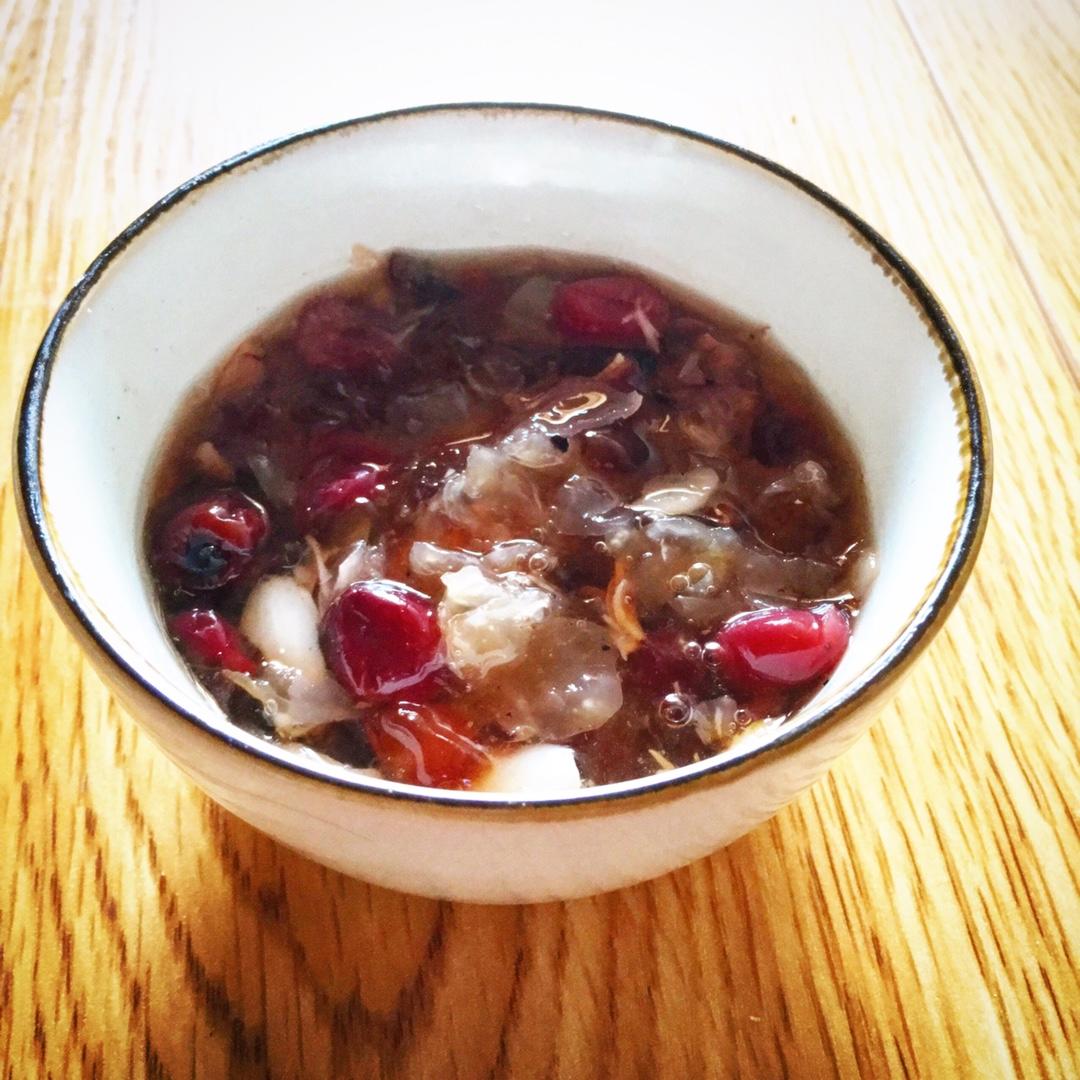 蔓越莓桃胶银耳羹