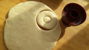 烤箱版甜甜圈（手工揉面及冬天发酵）的做法 步骤5
