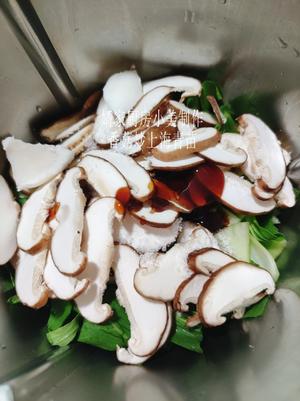 香菇炒上海青苗的做法 步骤4