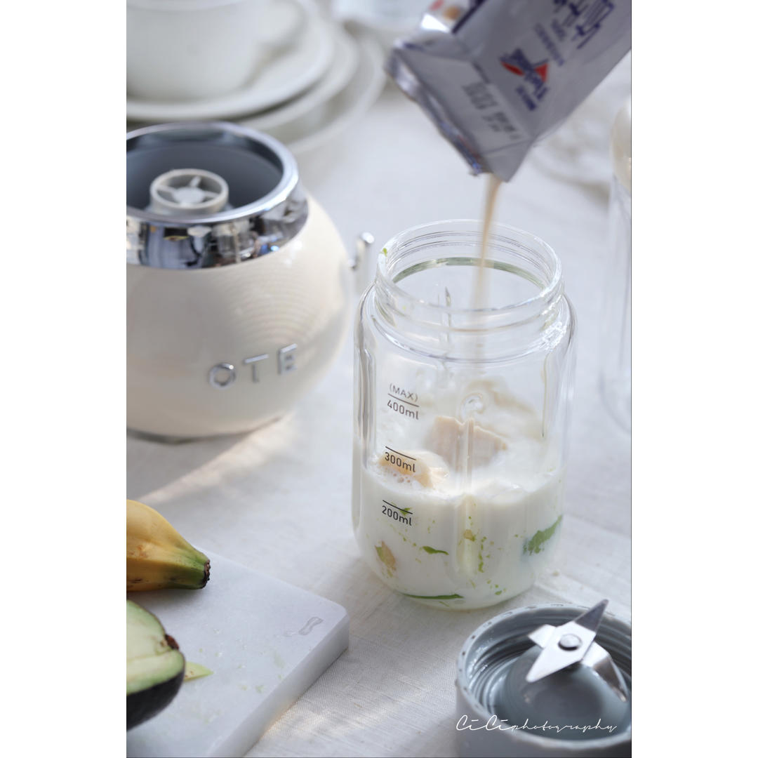 【香蕉牛油果奶昔】