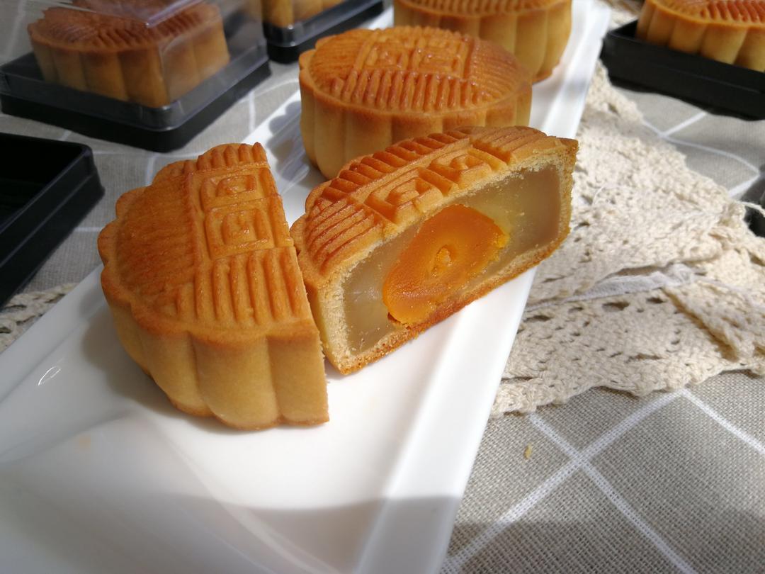 广式月饼—蛋黄莲蓉月饼