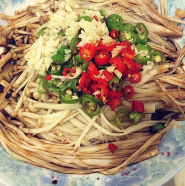 葱油金针菇——10分钟快手菜，你绝对不能错过的美味~