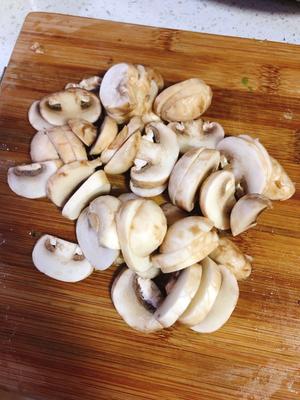 减脂快手菜—西兰花炒蘑菇的做法 步骤2