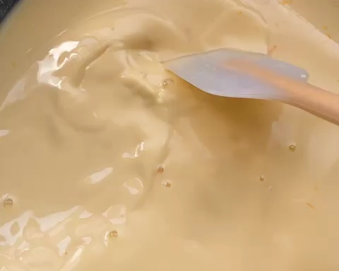 在家就能做的“卡仕达酱脆皮泡芙 ”鸡蛋 面粉 牛奶 油 白糖 烤箱就可以做 三种配方都给你 外面买一个家里可以做一堆的做法 步骤2