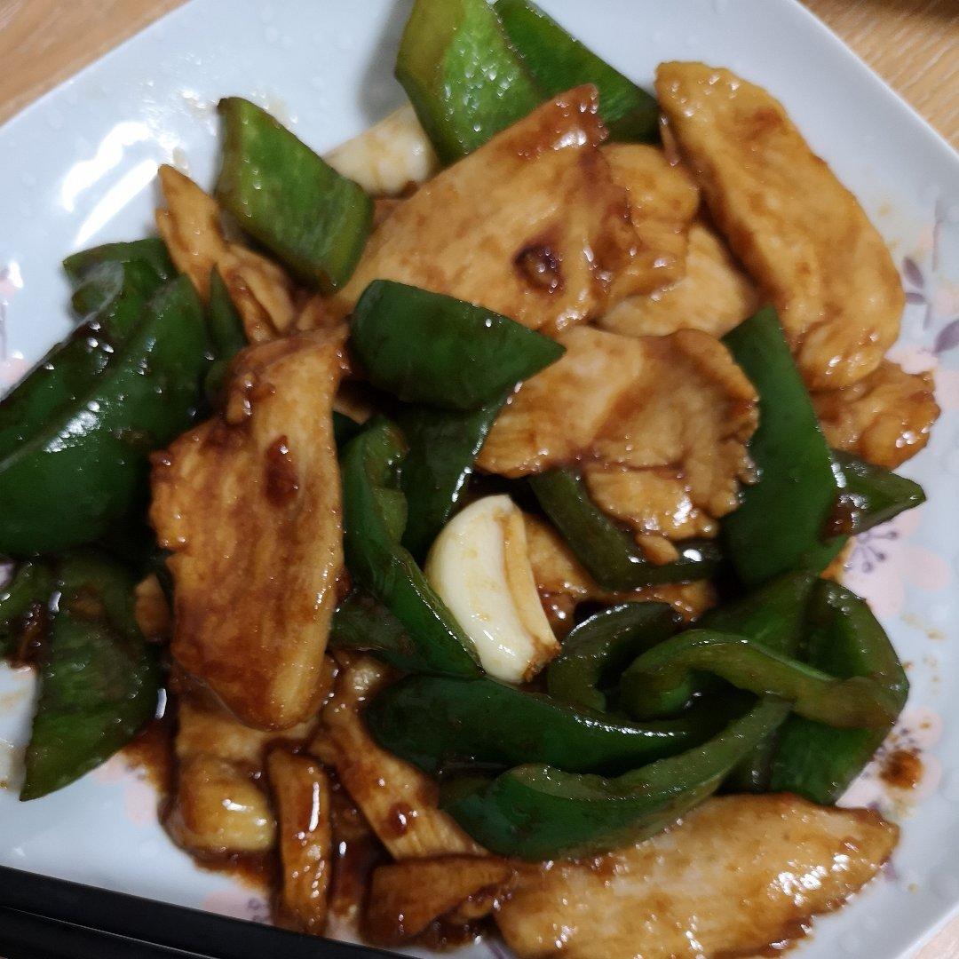 把鸡肉炒的嫩嫩的：青椒溜鸡片
