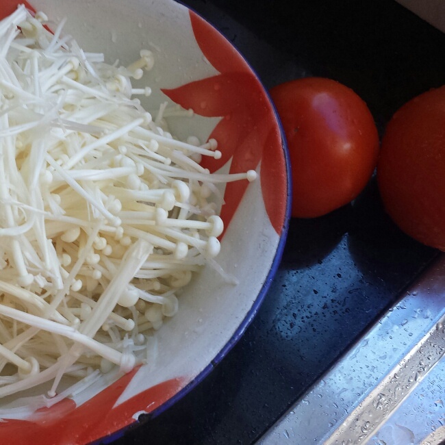 西红柿烩金针菇（超级简单是跟美食家大雄学哒~）的做法 步骤1
