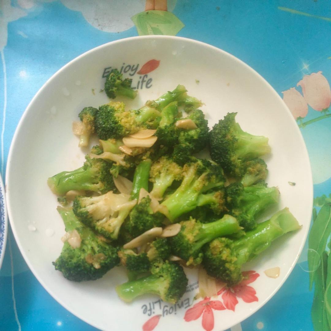 清炒西蓝花，口味清淡，营养价值高