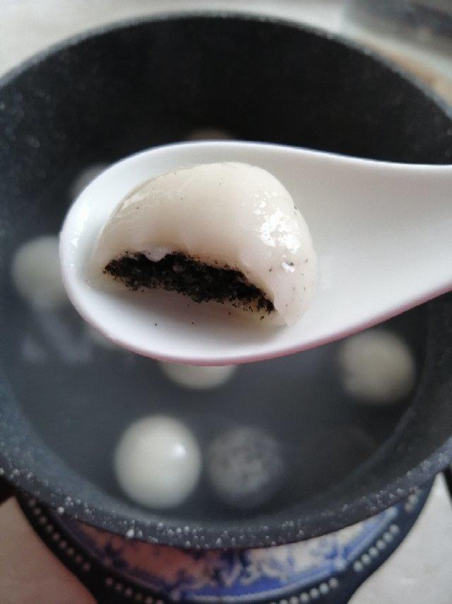 花生黑芝麻汤圆