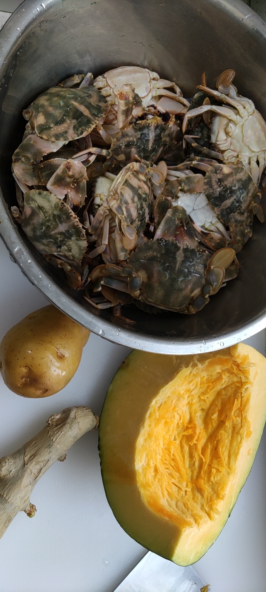 小螃蟹炖南瓜土豆