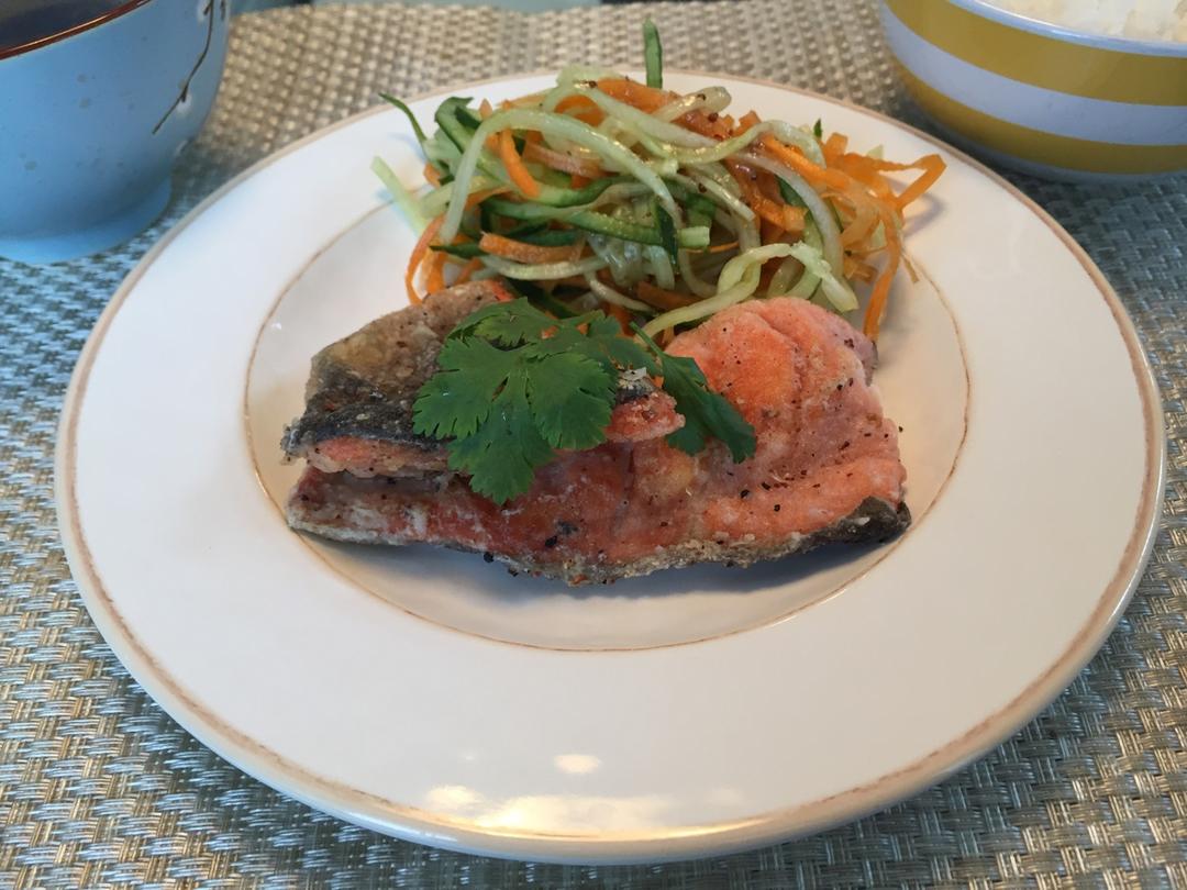 煎三文鱼（最朴素，脆皮好吃不浪费～）