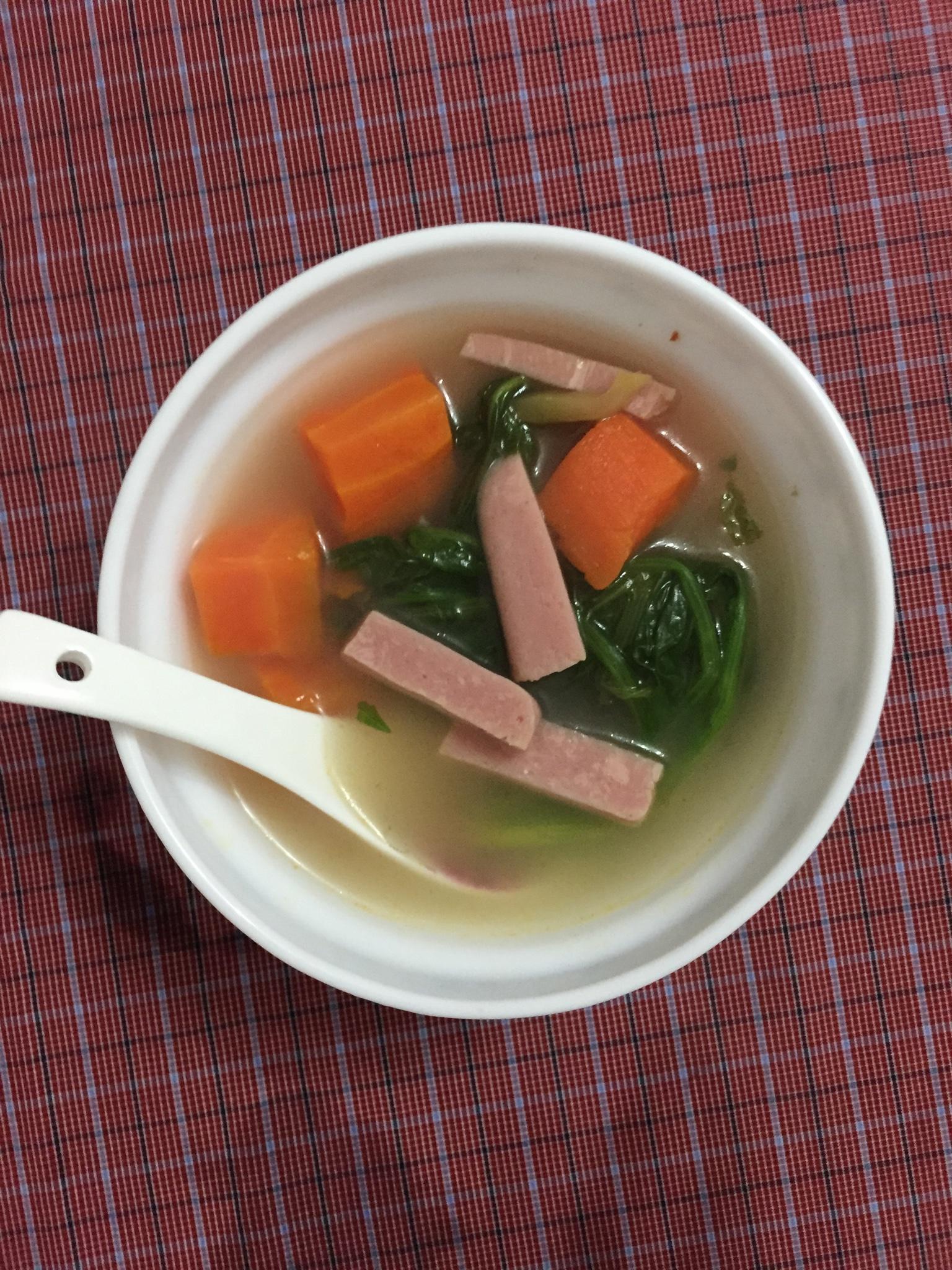 胡萝卜金针菇菠菜汤的做法