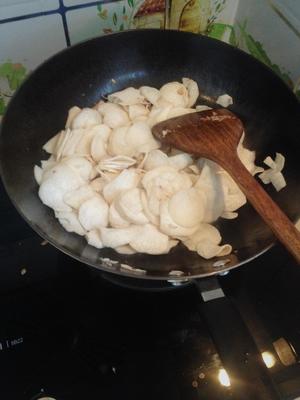 杏鲍菇炒肉的做法 步骤5
