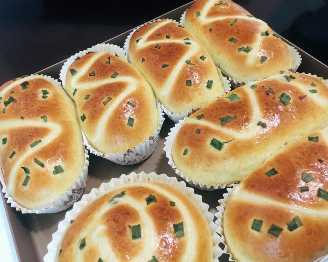 肉松沙拉小面包的做法