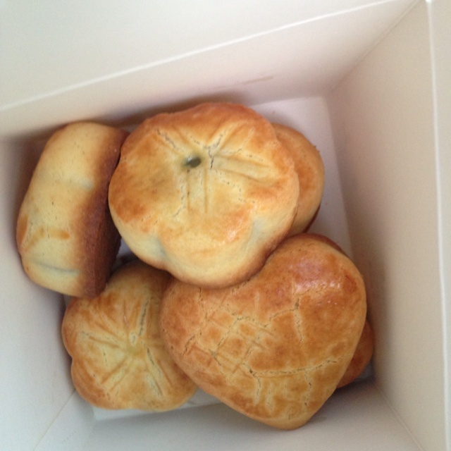 红莲蓉奶油皮月饼