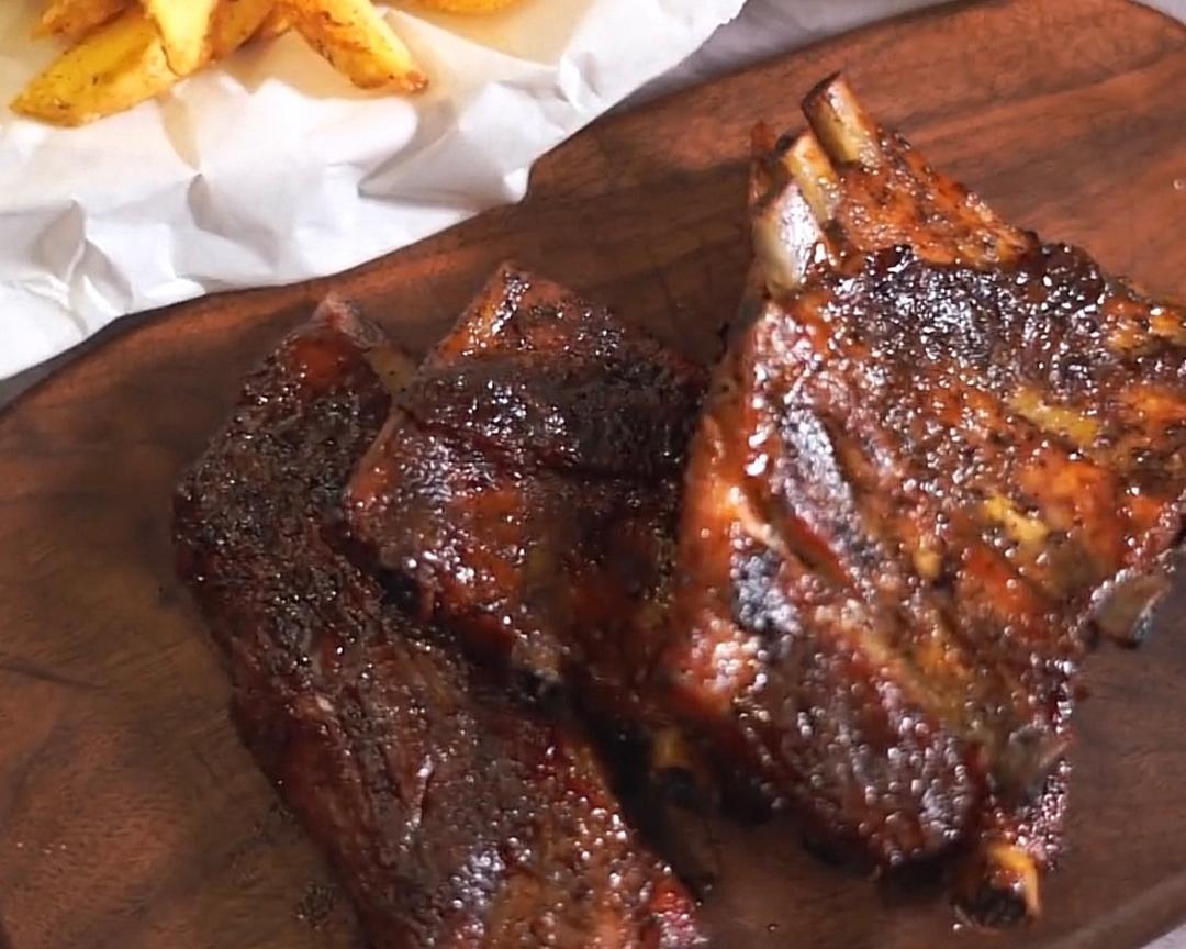 低温慢烤猪肋排（包含超强法式褐色高汤和浓缩牛排烧烤酱做法）