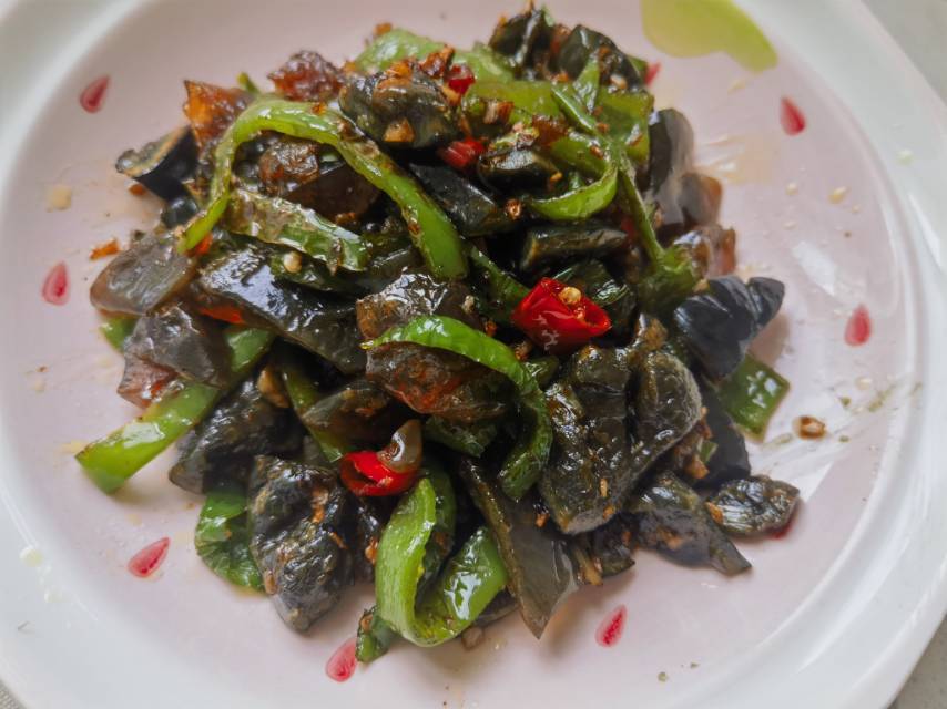 超级下饭的青椒炒皮蛋