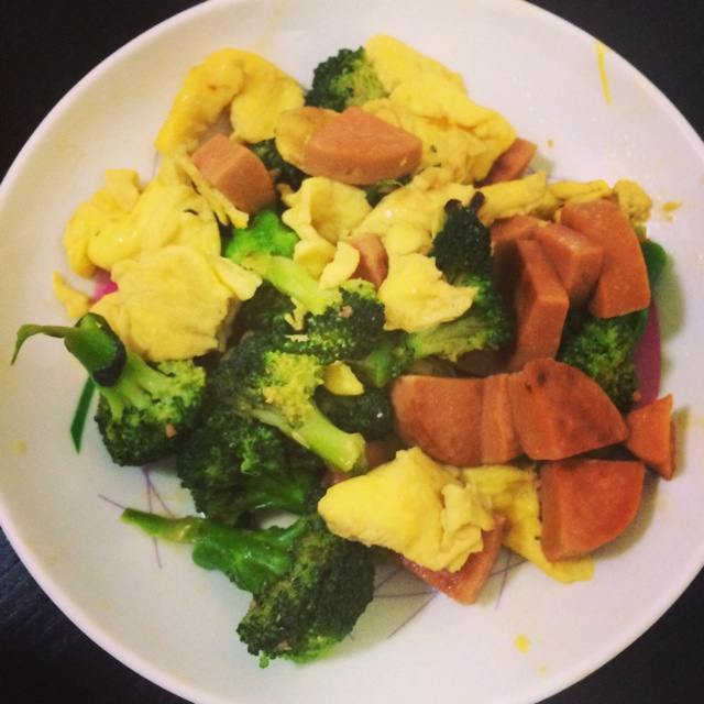 {☀快手晚餐☀}火腿肠滑蛋西兰花