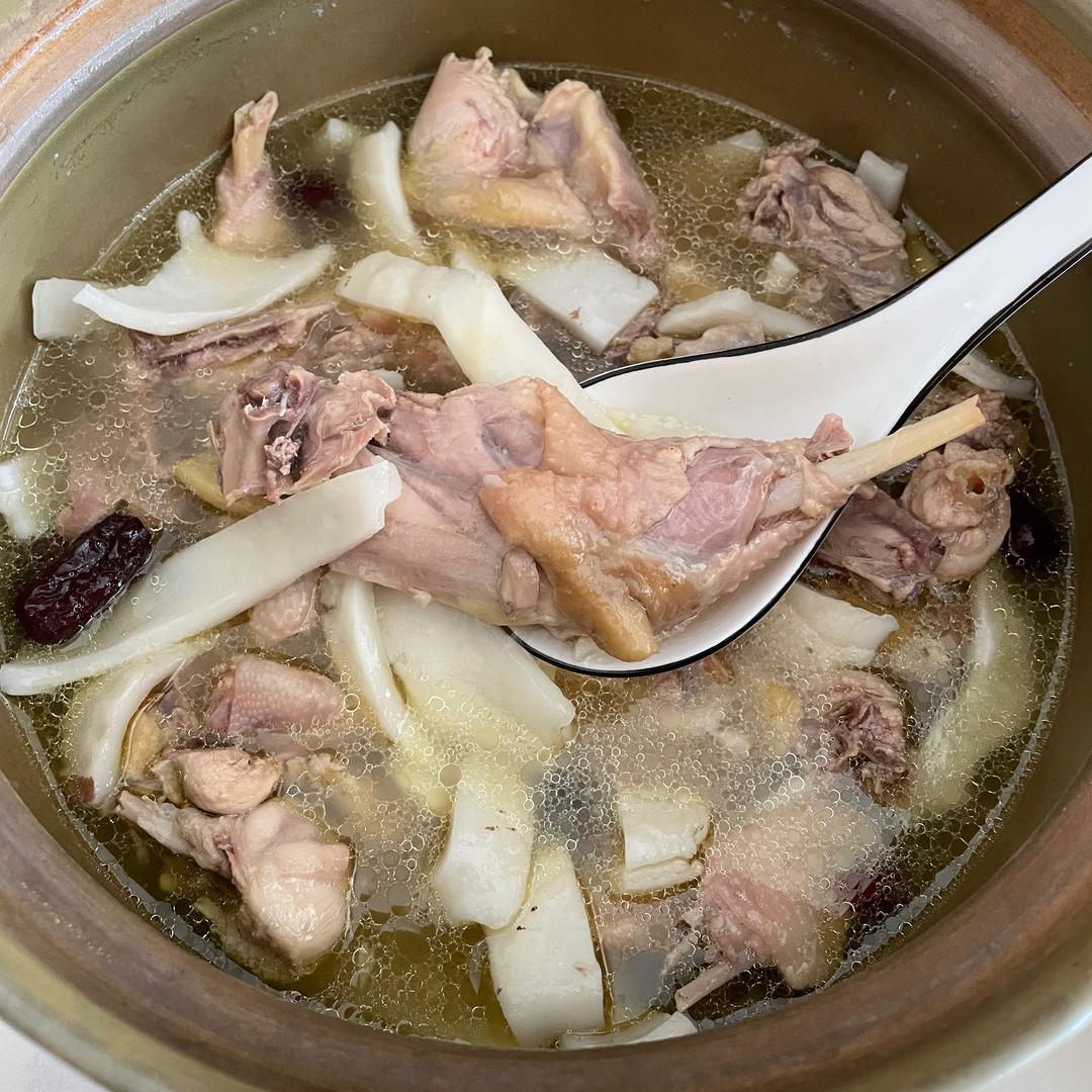 椰子鸡汤怎么炖清亮没腥味？到底要不要焯水，大厨教你关键步骤