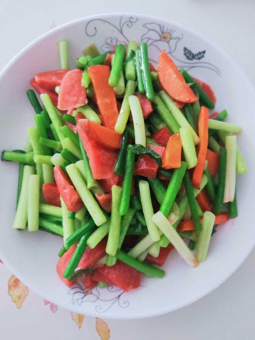 上班族的快手简单晚餐——蒜苔炒香肠