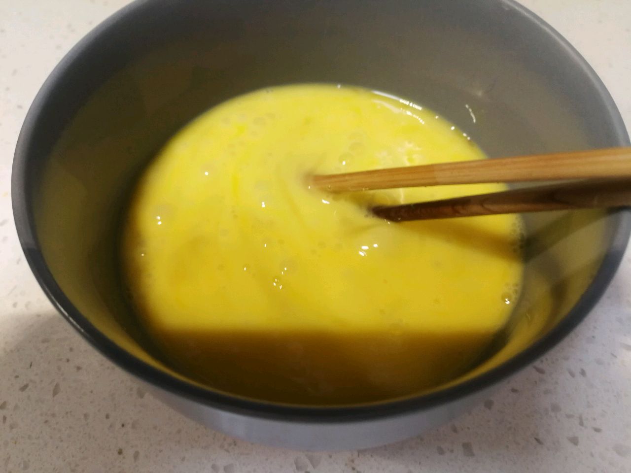 芦笋炒蛋的做法 步骤2