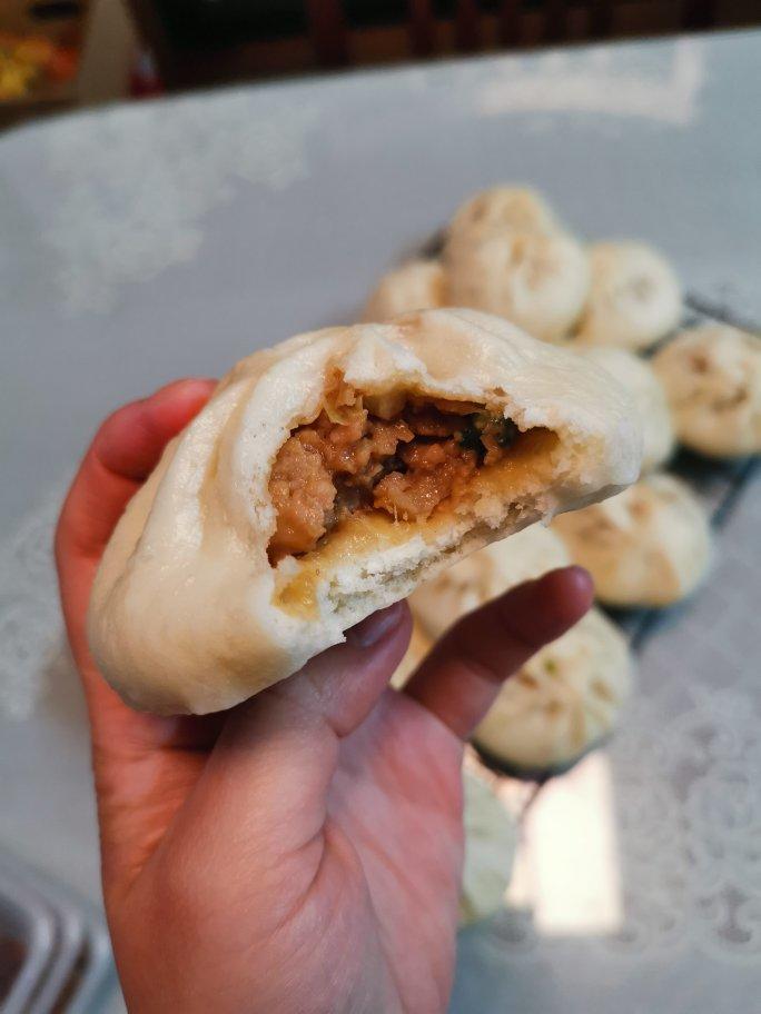 松软多汁的肉包子