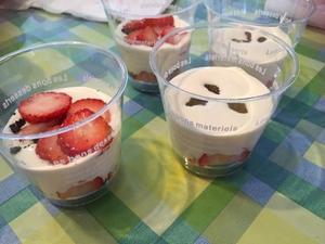 芝士酸奶朗姆奶油水果杯的做法 步骤4