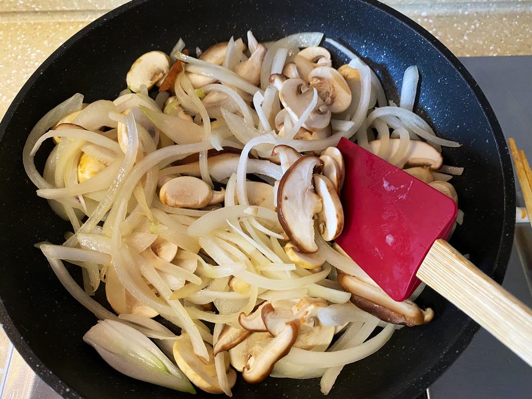 【小盒子大味道】-蘑菇牛肉奶酪薄饼的做法 步骤3