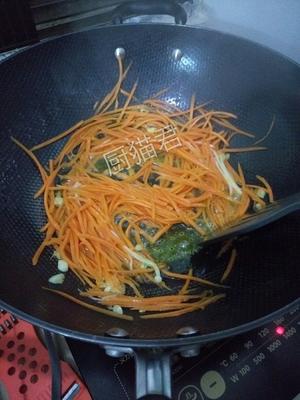 蚝油金针菇胡萝卜丝的做法 步骤3