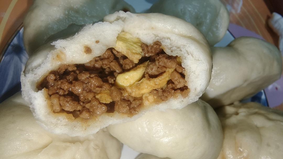 酱肉包升级版（加了点木耳和芹菜 好吃惨了）